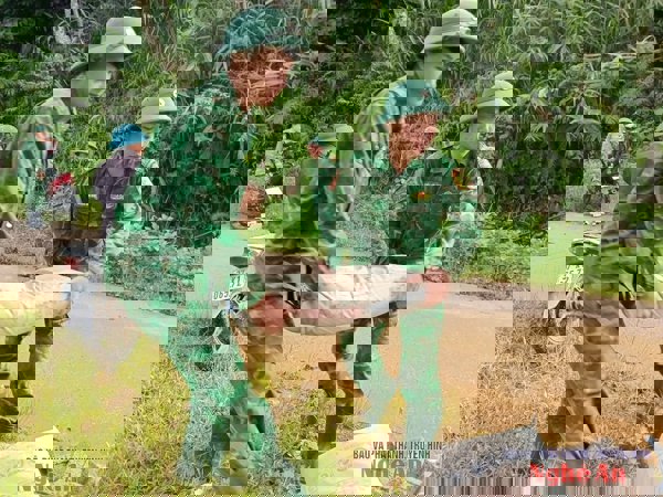 Bộ đội Biên phòng Nghệ An hỗ trợ người dân xây dựng công trình nước sạch dài 1,5 km ở xã Na Ngoi